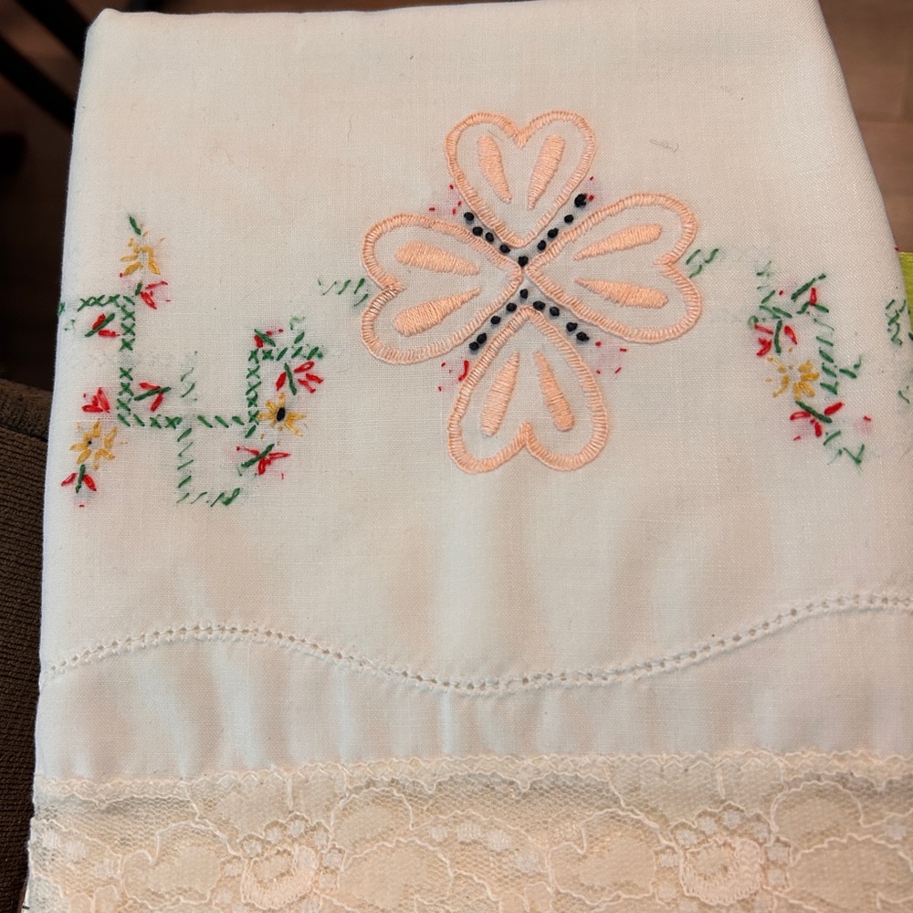Pillow case standardEmbroidered Floral Lace Trimβ Fabric